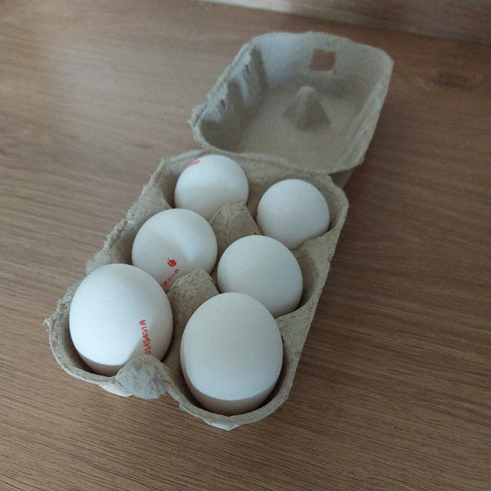 A box of 6 White eggs